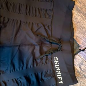 Skinnify Leggings. Size XXL. 200 level with 6 built-in resistance bands. New.